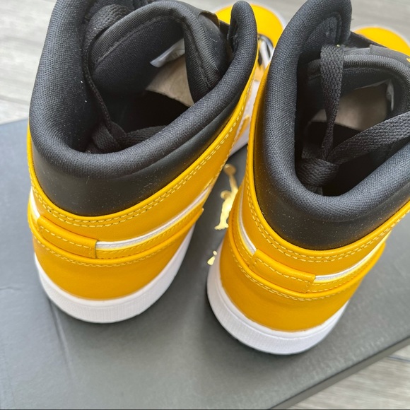 💛Air Jordan 1 Mid University Gold💛 - Picture 6 of 8